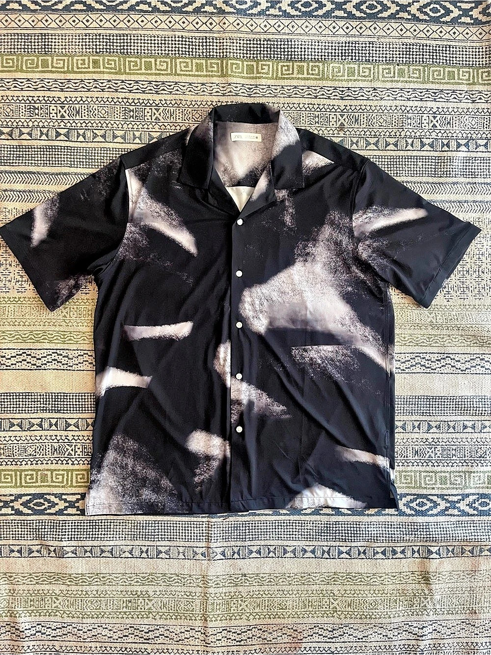 Zara Abstract Short Sleeve Shirt in Black & White Size XL. NWOT